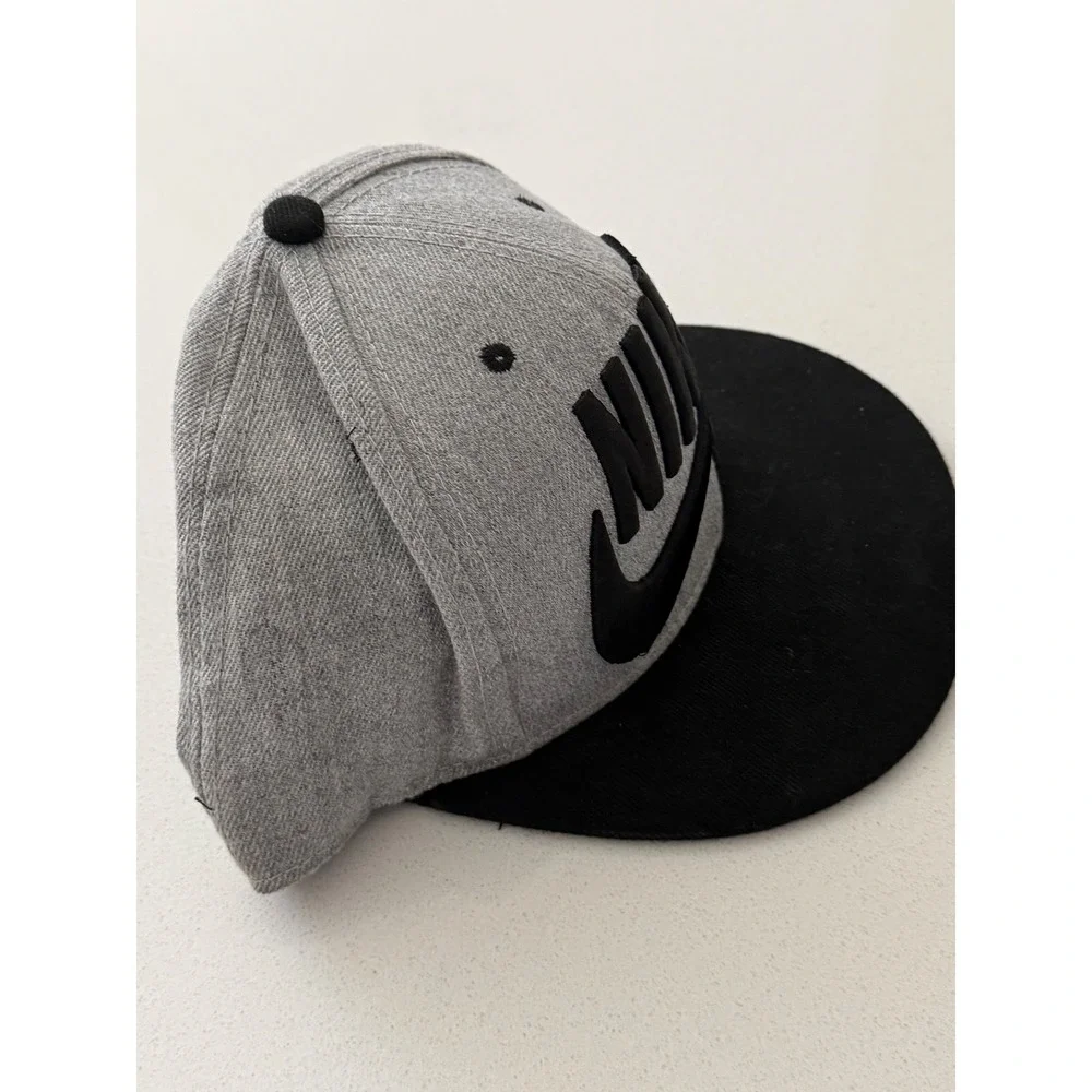 Nike SB Snapback Hat Grey Black Flat Brim Embroidered Logo Adjustable Cap